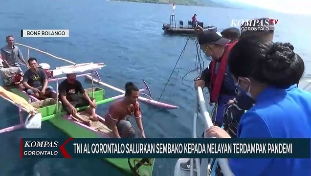 TNI Angkatan Laut Gorontalo Salurkan Sembako Kepada Nelayan Terdampak Pandemi