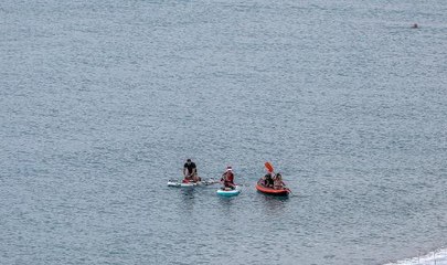 ANTALYA'DA TURİSTLER DENİZE GİRDİ