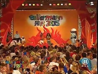 Crazy Frog chante "Axel F" en live en 2005