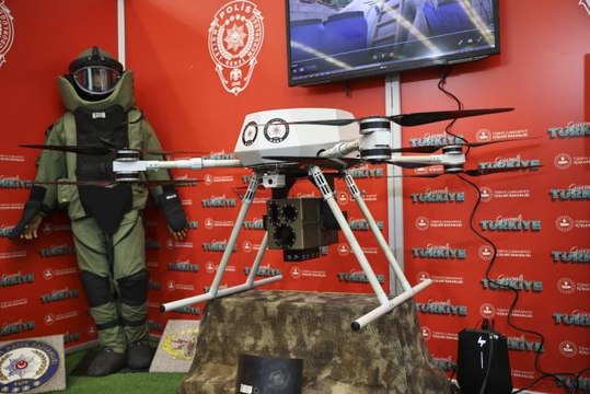 Dünyanın ilk lazer silahlı dronu Eren testlerdeki başarılı atışlarıyla göz dolduruyor