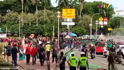 Mulai Memanas Massa Buruh Mencoba Terobos Kawat Berduri