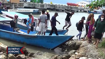 Gelombang Tinggi Halte Penyebrangan Sorong Doom Gunakan  Tempat Darurat