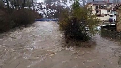 El río Trueba se desborda en Espinosa de los Monteros