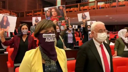 HDP'li milletvekilleri  Garibe Gezer ve Aysel Tuğluk için Meclis'te eylem yaptı