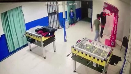 Sultangazi'de oyun makinesine tekme atarken duvara böyle girdi