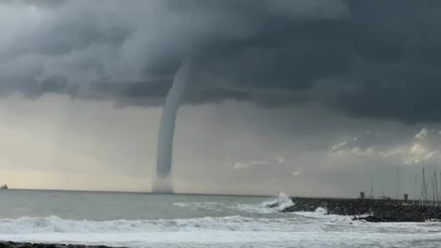 Espectacular manga marina frente a la costa italiana