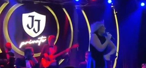 Sahneye çıkıp şarkı söyleyen Pelin Öztekin, Melis Sezen'in sözlerini tiye aldı: Mikrofonu tutuyorum çünkü elimde