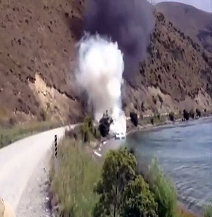Il profite des vagues créées par son bateau  pour éteindre le feu d'un autre