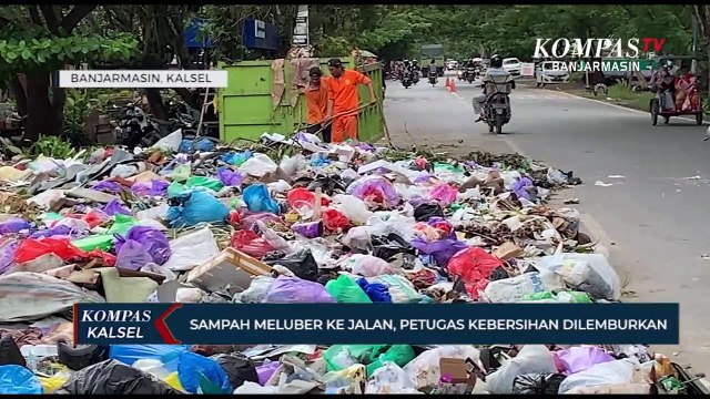 Sampah Meluber Tutupi Jalan Akibat Banjir, Petugas Kebersihan Kerja Lembur