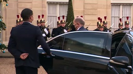 „Nagyon örülök, kedves Olaf" - barátságosan fogadta Macron az új német kancellárt
