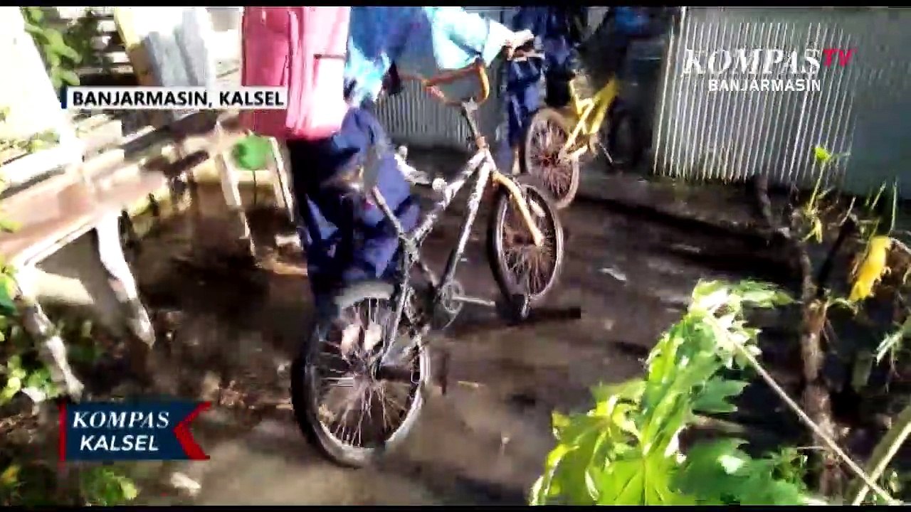 Akses Ditutup, Siswa SD di Banjarmasin Terpaksa Lewat Jalan Darurat dan Sempat Tercebur
