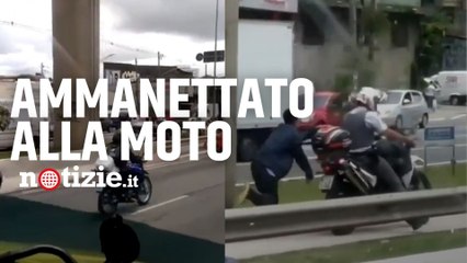 Brasile, poliziotto arresta lo spacciatore e lo ammanetta alla moto per portarlo in centrale