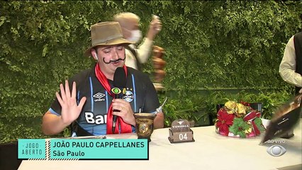 ZOEIRA ATÉ NA CHURRASCARIA! João Paulo Cappellanes apareceu de gremista na churrascaria e não poupou o Chico Garcia da zoeira: "Carne de primeira? Então não é pro Grêmio". #JogoAberto