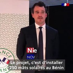 Des mâts solaires intelligents pour l'éclairage public et la recharge USB au Bénin