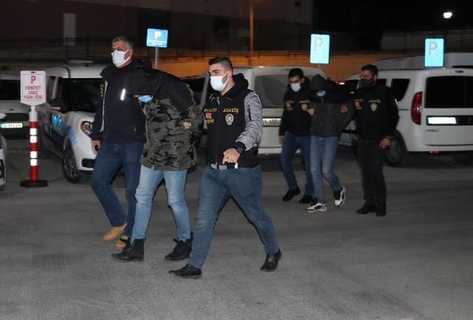 OTOMOBİLİN ÇARPTIĞI KADIN ÖLDÜ, KAÇAN ŞÜPHELİLERİ GÜVENLİK KAMERASI YAKALATTI