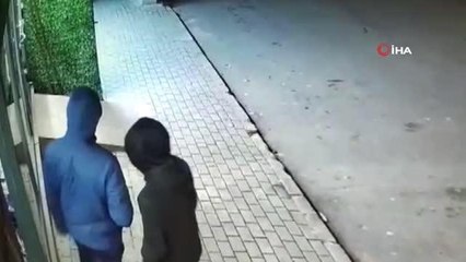 Avcılar'da markette korku dolu anlar kamerada... Gasp girişiminde bulunan şahıslar kadın kasiyeri bıçakla yaraladı