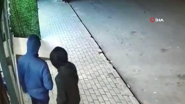 Avcılar'da markette korku dolu anlar kamerada... Gasp girişiminde bulunan şahıslar kadın kasiyeri bıçakla yaraladı