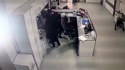 Çakmakla şakalaşan hemşire, hastaya bakan hemşireyi yaktı