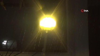 Bandırma'da on beş dakikalık kuvvetli yağış hayatı felç etti