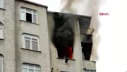 ESENLER'DE DAİRE ALEV ALEV YANDI: ÜST KATTAKİLER ÇATIYA KAÇTI