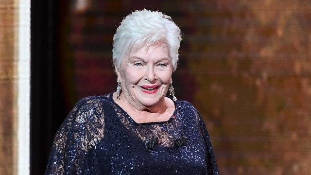 GALA VIDÉO - Line Renaud dément à nouveau les rumeurs alarmistes sur son état de santé