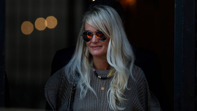 GALA VIDEO - Laeticia Hallyday : ce signe fort qui prouve qu’elle en veut toujours à Estelle Lefébure