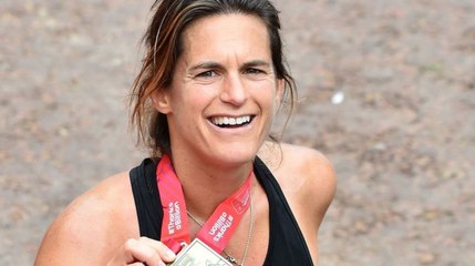 GALA VIDEO - Amélie Mauresmo finit le marathon de Londres… avec son fils de 3 ans