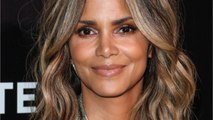GALA VIDÉO - Halle Berry, canon à 52 ans dans une robe drapée argentée