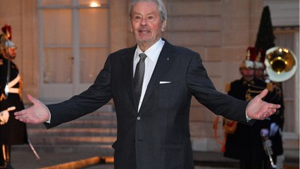 GALA VIDEO - Alain Delon hospitalisé après une lourde chute, sa rééducation est un succès