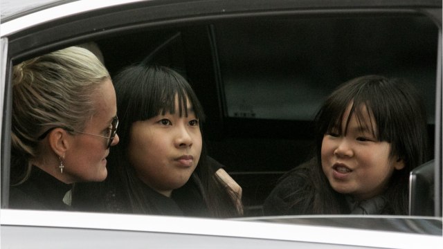 GALA VIDEO - PHOTO – Laeticia Hallyday retrouve le sourire au Vietnam avec Jade et Joy