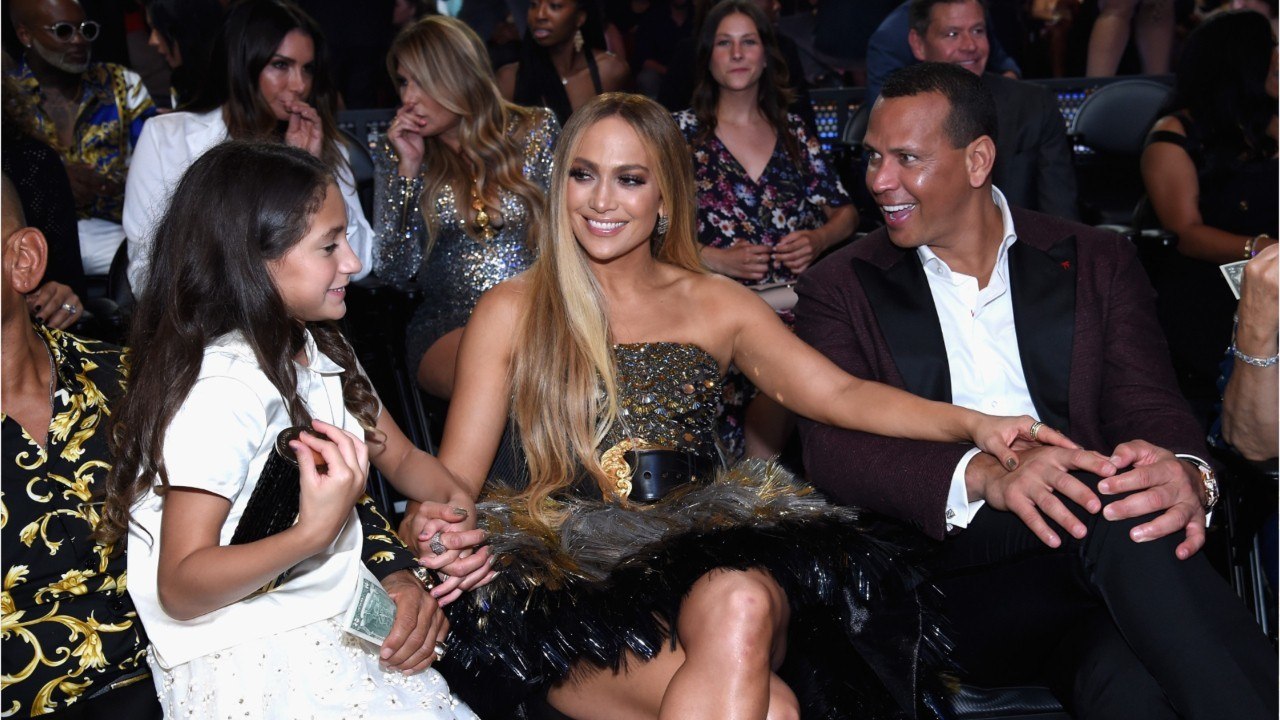 GALA VIDEO - Jennifer Lopez, bombesque en tenue de gym à 49 ans, fait la fierté de sa fille Emme