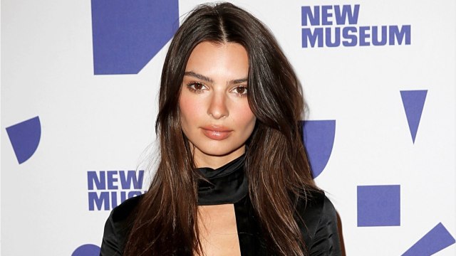 GALA VIDEO - Emily Ratajkowski, fière de s’afficher en tanga et brassière devant ses parents