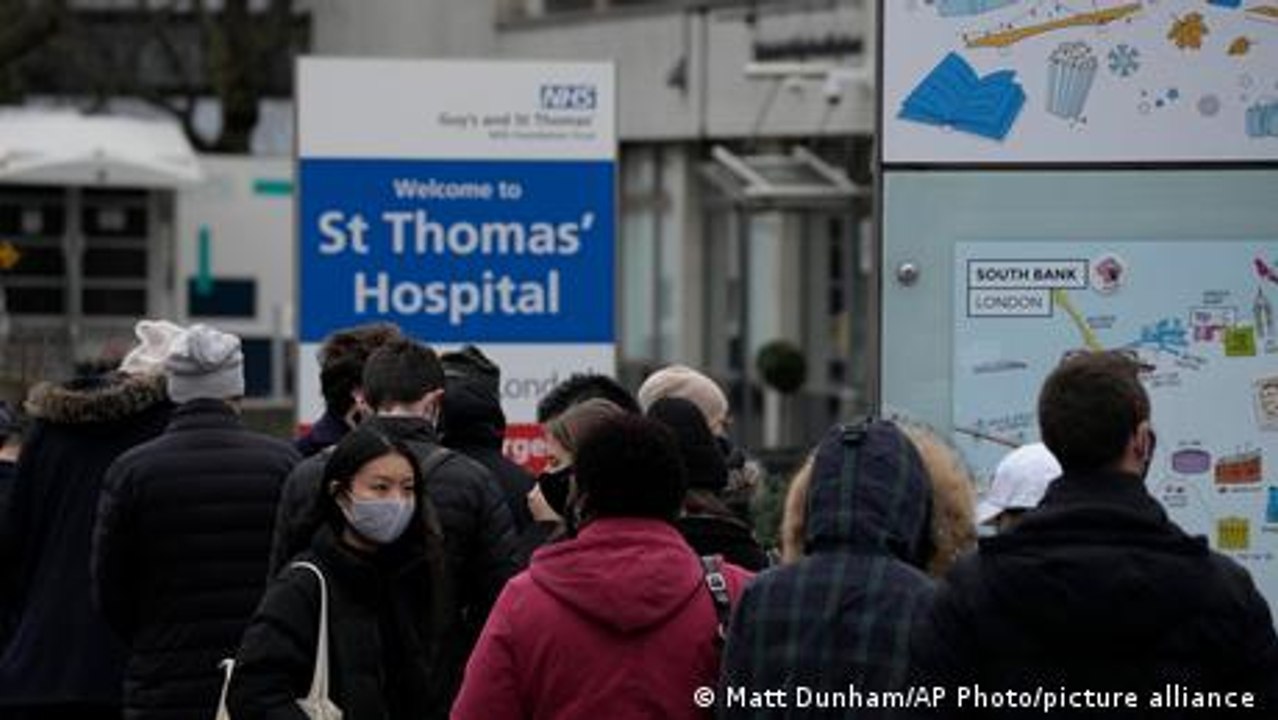 Long queues form at UK vaccination sites as omicron spreads
