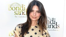 GALA VIDÉO - Emily Ratajkowski dévoile ses formes dans un jean blanc moulant et un boléro léopard à Coachella