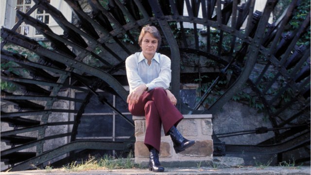 GALA VIDÉO - Quand Claude François en faisait baver à son chauffeur, à ses Clodettes : ses terribles caprices révélés