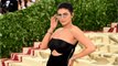 GALA VIDEO - Kylie Jenner, la demi-soeur de Kim Kardashian : comment elle a réussi à devenir la milliardaire la plus jeune du monde