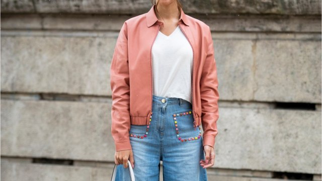 GALA VIDÉO – Iris Mittenaere, sexy en slim noir et top blanc moulant, joue les stars à Cannes