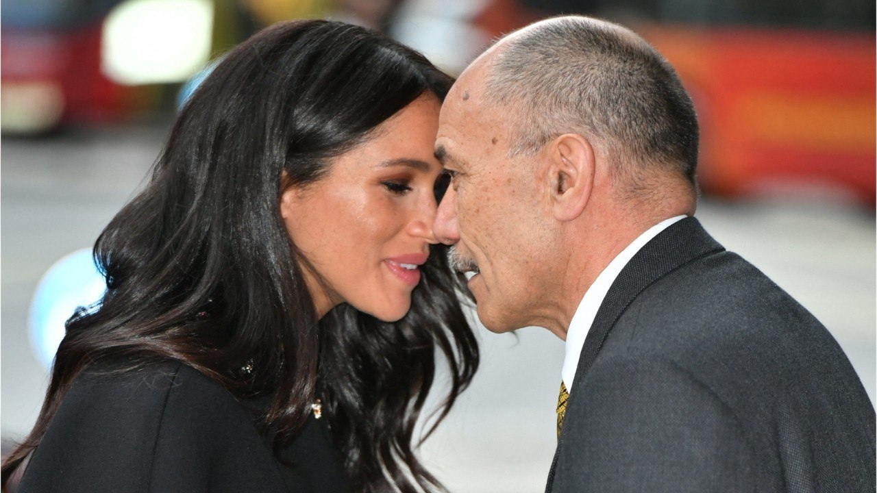 GALA VIDEO - Meghan Markle sobre et élégante en manteau noir et une paire d'escarpins à 595€ !