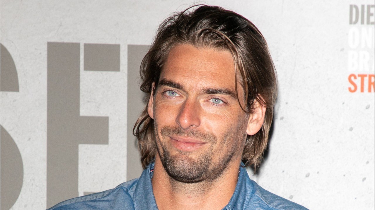 GALA VIDEO - Camille Lacourt aguiché par les danseuses de Patrick Sébastien