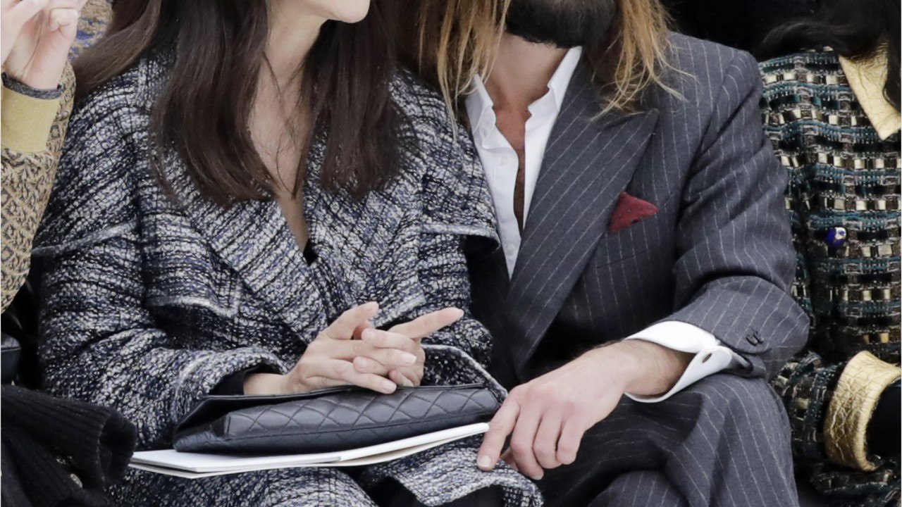 GALA VIDÉO - Monica Bellucci et Nicolas Lefebvre : première apparition glamour au défilé Chanel