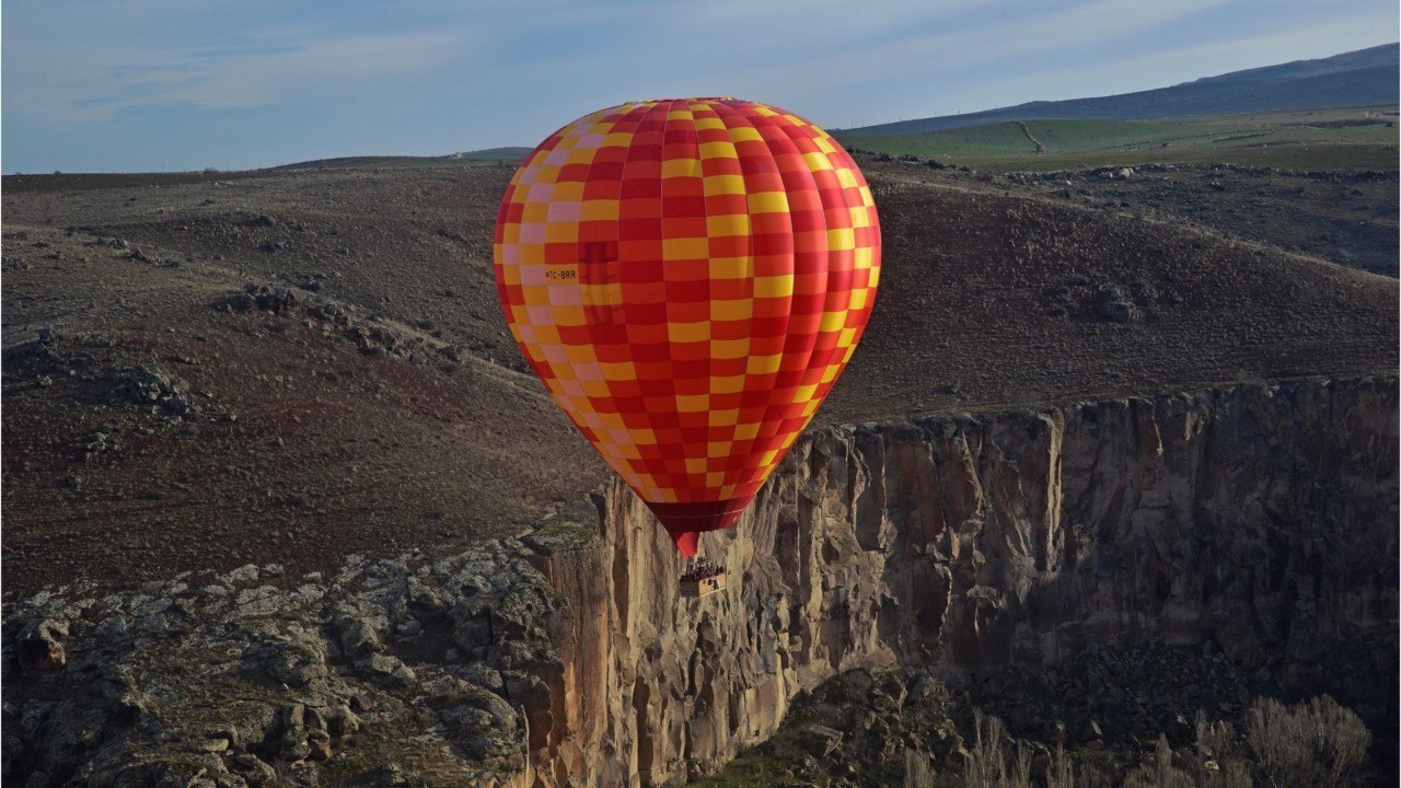 GALA VIDÉO - Grosse frayeur sur le tournage de Thalassa, la présentatrice Fanny Agostini s’abîme en montgolfière dans l’océan
