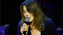 GALA VIDEO : Carla Bruni très en beauté, l’ancien mannequin n’a rien perdu de ses réflexes en robe de soirée