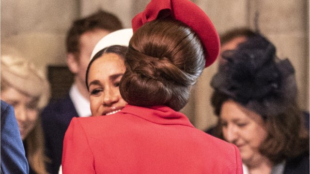 GALA VIDEO - Kate et Meghan épiées par les médias : leur « bise ne passe pas inaperçue