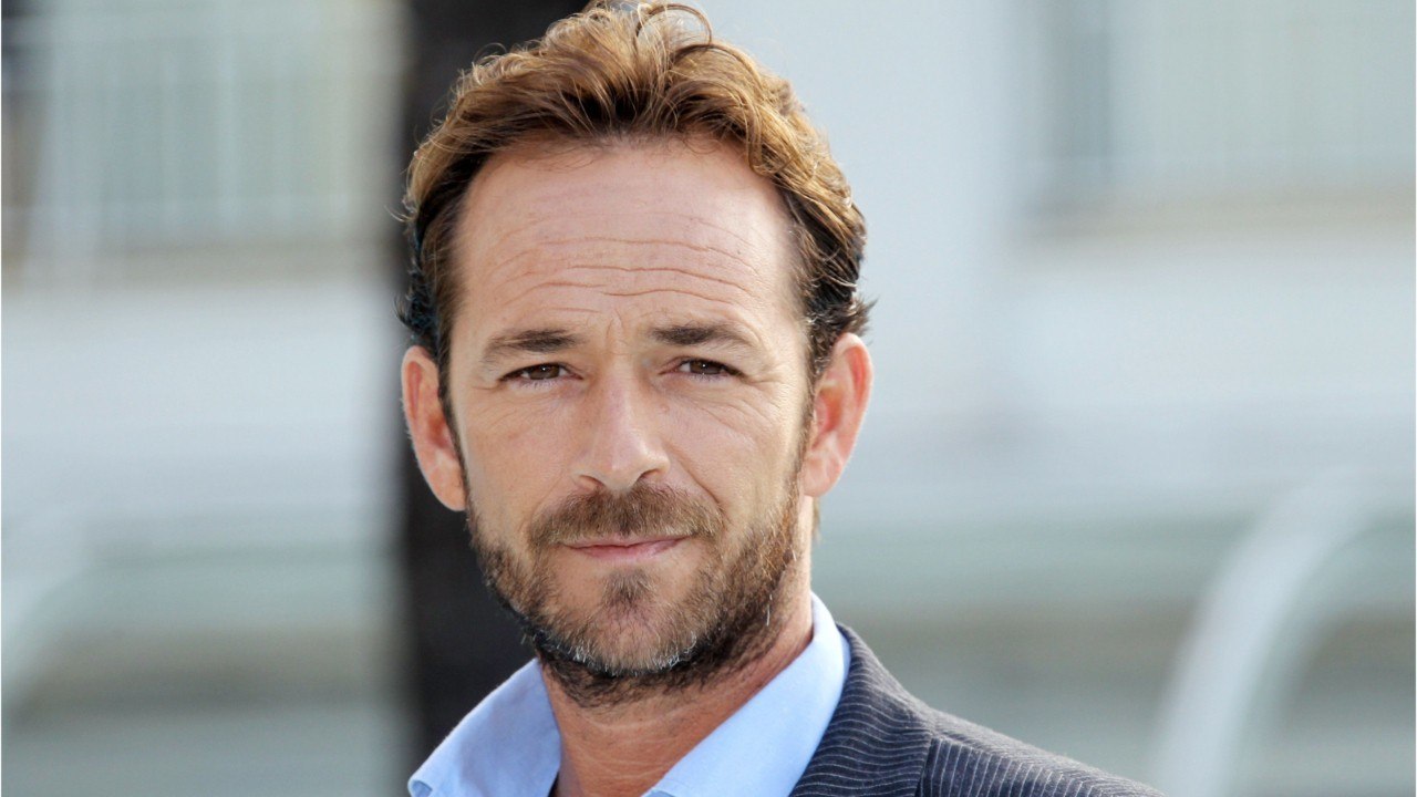 GALA VIDEO - Les fans de Beverly Hills rendent hommage à Luke Perry après le message touchant de Shannen Doherty