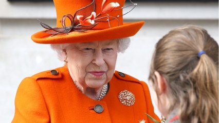 GALA VIDEO : Découvrez pourquoi la reine Elizabeth II n’est pas tout de suite rentrée à Londres à la mort de Lady Di