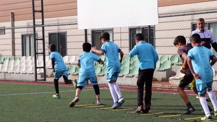 Futbol tutkunu Suriyeli yetim çocukların hayali Galatasaray altyapısı