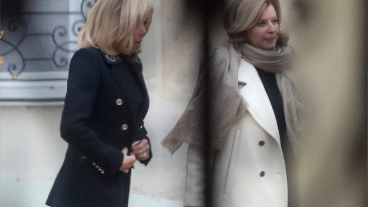 GALA VIDEO - Brigitte Macron, cette photo avec Carla Bruni et Valérie Trierweiler passée inaperçue