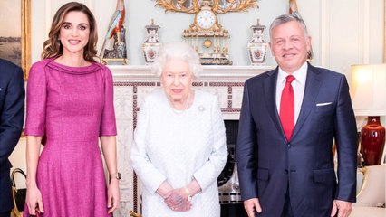 GALA VIDÉO - Reine Elizabeth II : un médecin explique le pourquoi de sa main violette