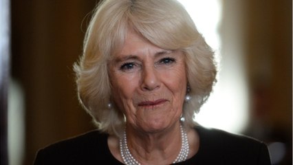 GALA VIDÉO - Camilla Parker Bowles amusée par une situation cocasse