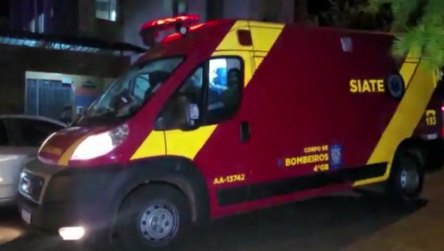 Mulher sofre suspeita de fratura após cair em residência